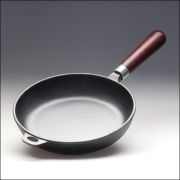 Чугун (Китай) Сковорода d=26 см. h=5,5 см. 2,4 л. чугун. с дерев. ручкой /1/6/